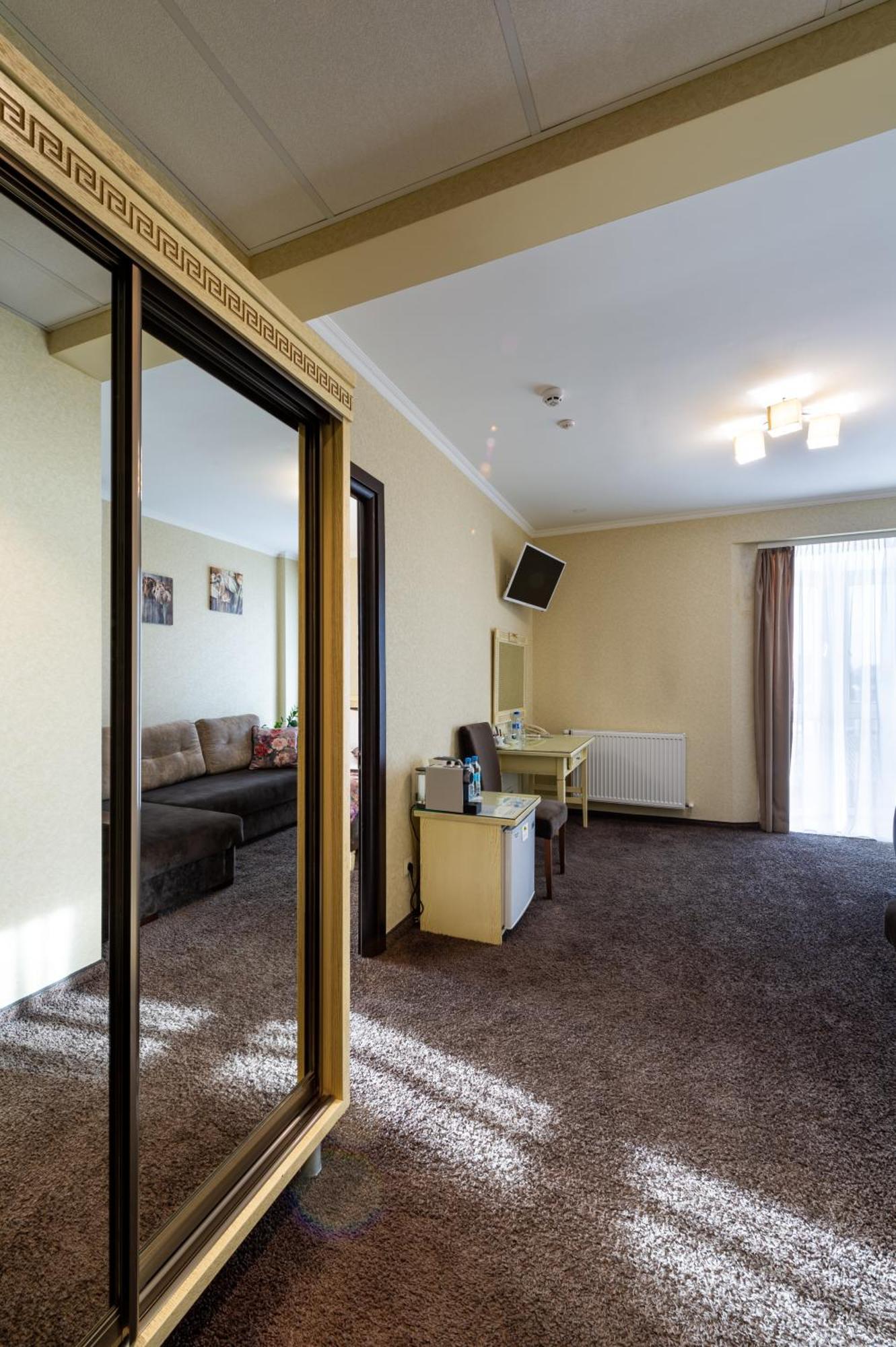 Avalon Palace Ternopil Exteriör bild